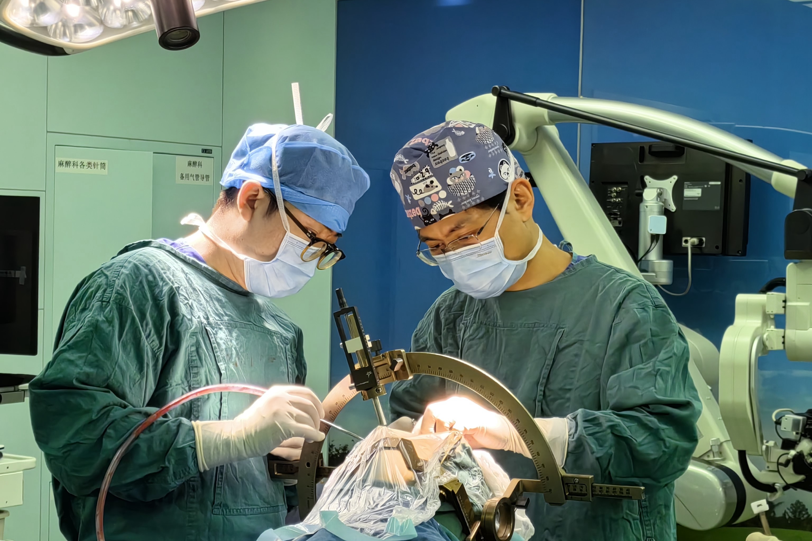 附屬九院神經外科成功為患者實施“腦起搏”，梅杰綜合征患者自如睜開雙眼